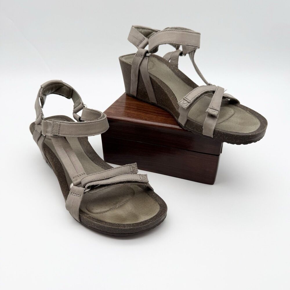 TEVA Ysidro Sandals Womens 9 Tan Taupe Leather Low Wedge Ankle Strap Comfort